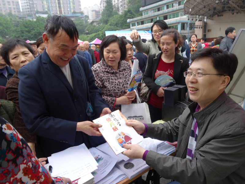 学院参加涪陵区2014年“科技活动周”广场科普宣传活动